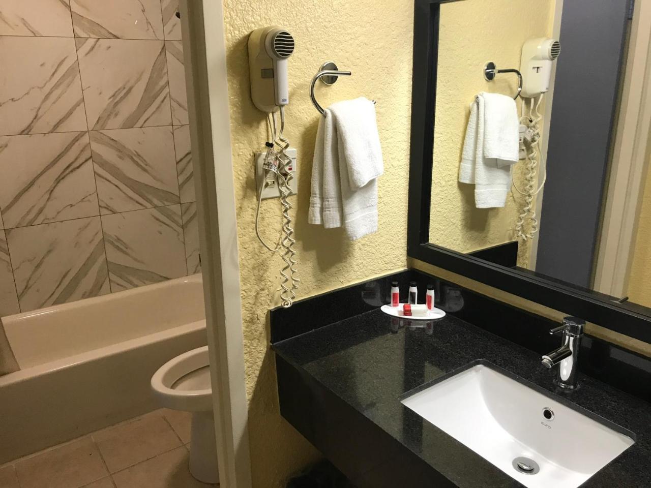 Days Inn By Wyndham Salem, Il Экстерьер фото